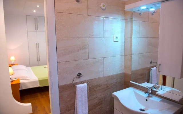 Robi - 50m From Beach - SA4