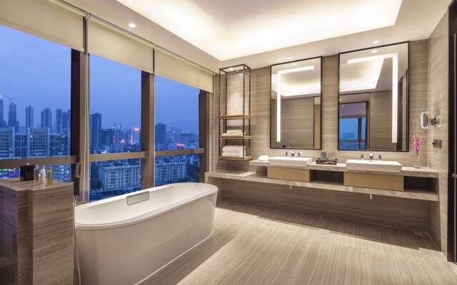 DoubleTree by Hilton Hotel Shenzhen Longhua