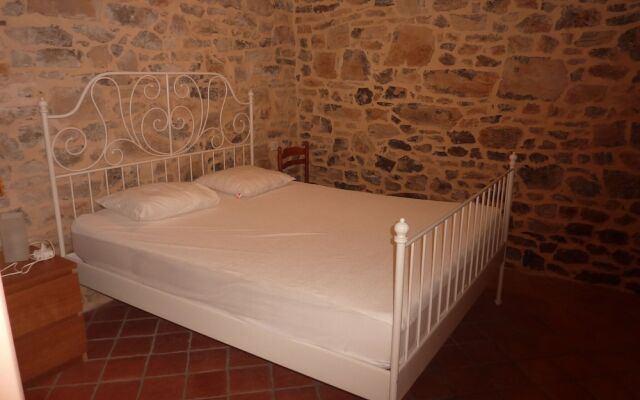 Pretty Holiday Home in Courry With Swimming Pool