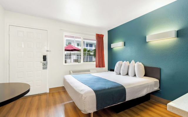 Studio 6 Suites Carpinteria, CA–Santa Barbara - South