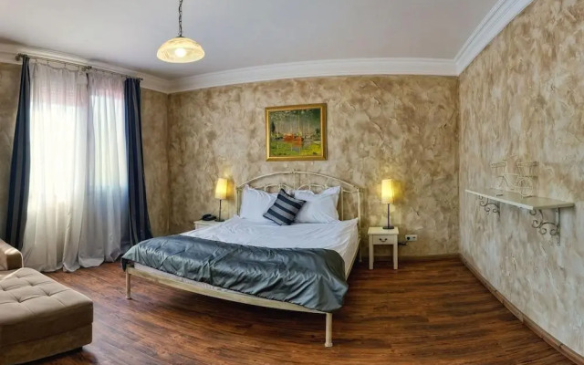 Alexander Palace-Advi