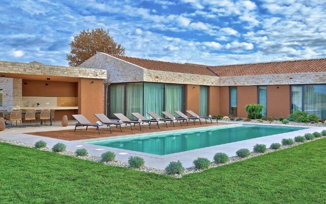 Enticing Holiday Home in Brtonigla with Hot Tub