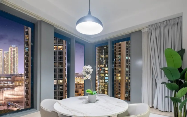 LUX  The Fountain View Suite