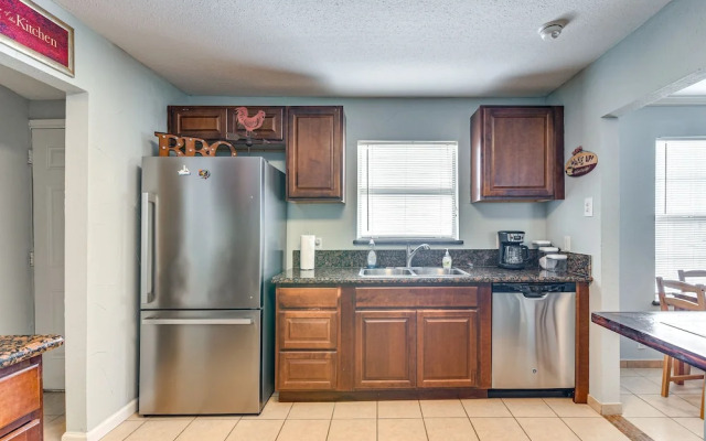 Convenient Galveston Home < 1 Mi to Beach!