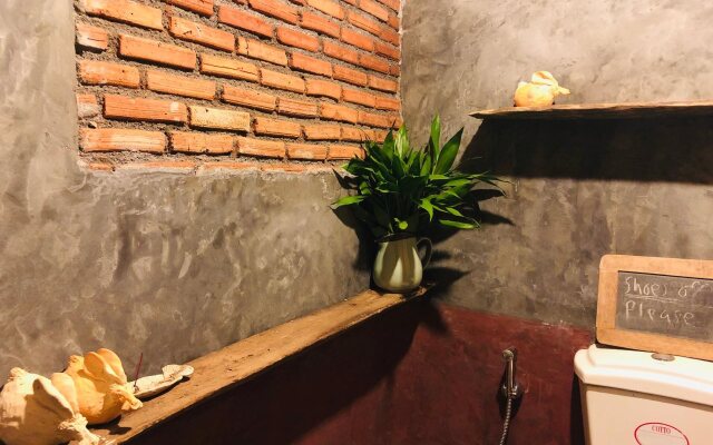 Khun Nai Tern Sai - Adults Only