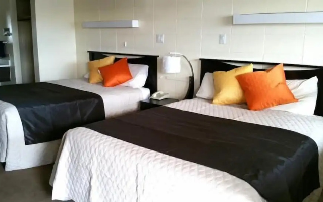 Side Trax Inn