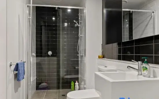 Unbeatable Location - Sleek 1BR  Melbourne Central