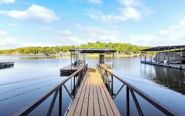 Sunrise Oasis - Enjoy Lakefront Living