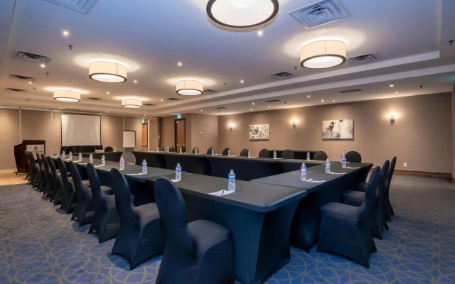 Stage West All-Suite Hotel & Theatre Restaurant