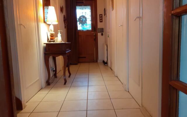 Chambre dans une maison pleine de vie