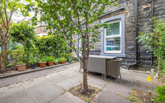 JOIVY Charming 1-Bed Ap Near Leith Links W/ Patio