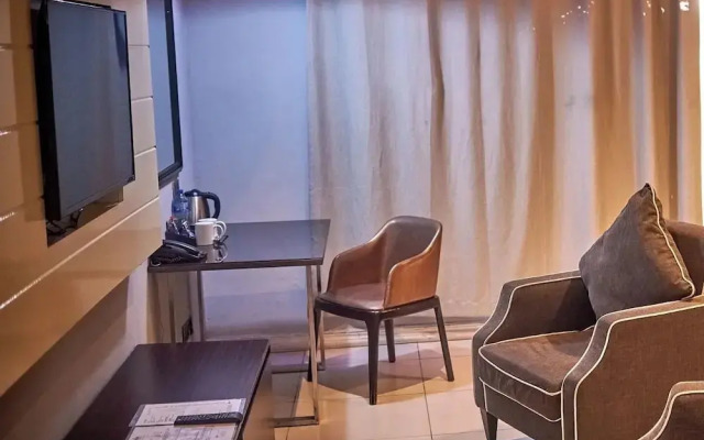 Tripod by Pedestal Hotel