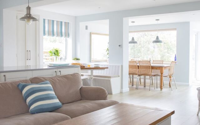 Tranquil Family Retreat 5 min to Beach Garden