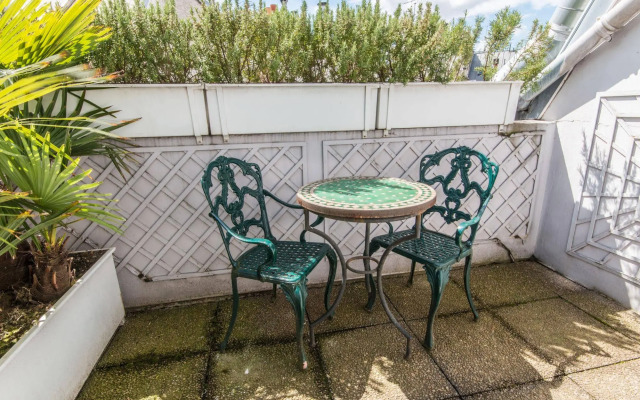 Posy Hotel by Happyculture