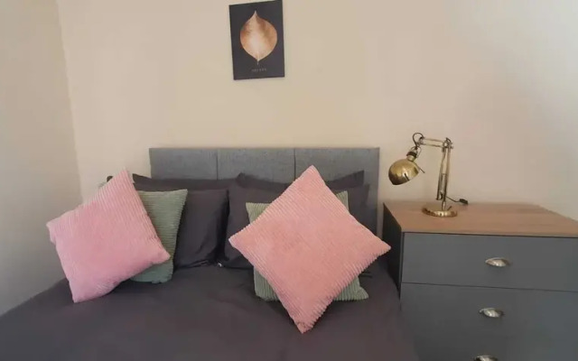 Room in Guest Room - Comfortable Room in Coventry