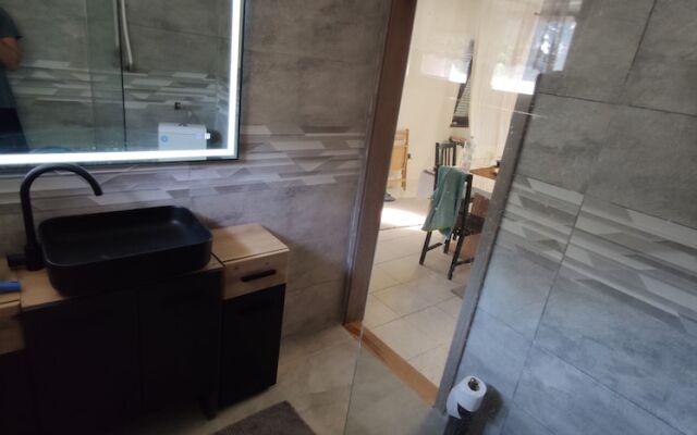 Romantic Lakeside Retreat - Nature, Sport, Near Bp