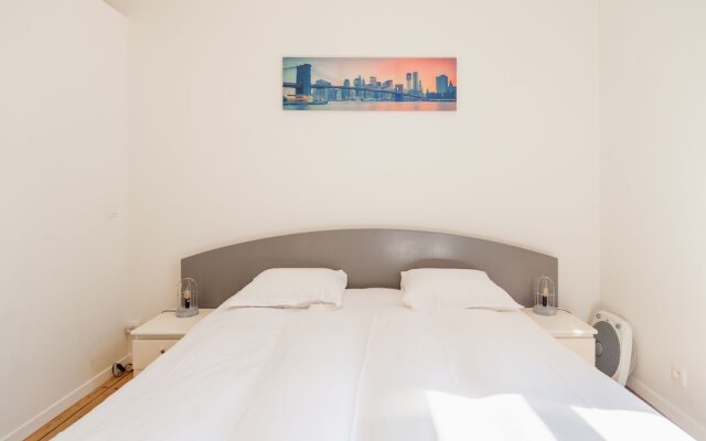 Centrally Located Bright 2 Room Apartment in Trendy st Gilles Self Check in