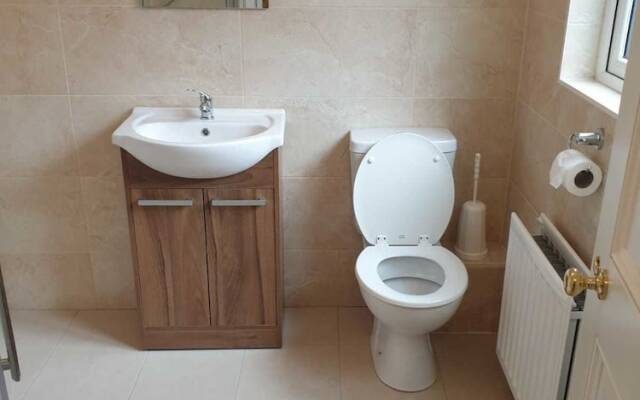 Newly refurbished 3 Bed House Near City