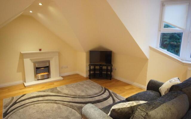 Modern, Cosy Apartment In Bearsden with Private Parking