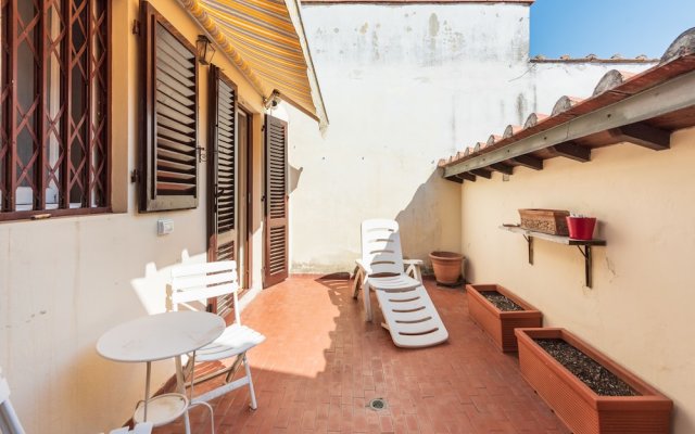 Pitti Cozy Apartment With Terrace
