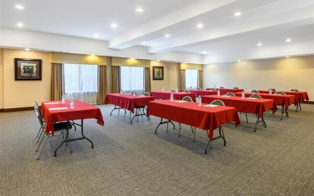 La Quinta Inn & Suites by Wyndham Marshall