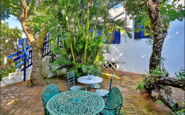 32 Akrotiri - Families only