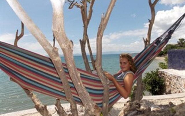 Lavalon Seaview Hostel & Bar