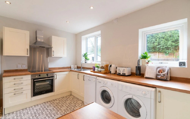 Beautiful 6 bedrooms holiday home Near Manchester