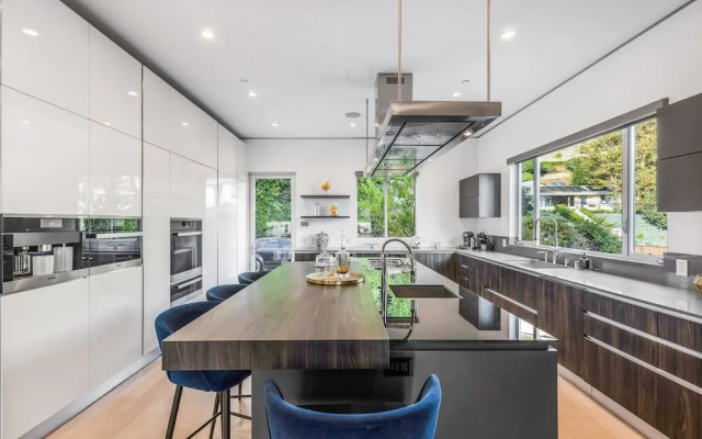 Sunset Heights - Elegant Modern Villa With Beautiful Views in the Hills