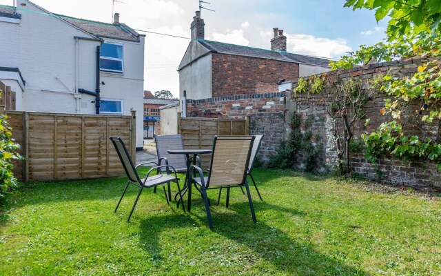 Comfy, 2 Bed House, Sleeps 6 with Garden and Free Parking in Cheltenham