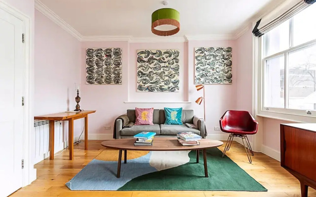 Chic Gunter Grove Flat - London Retreat