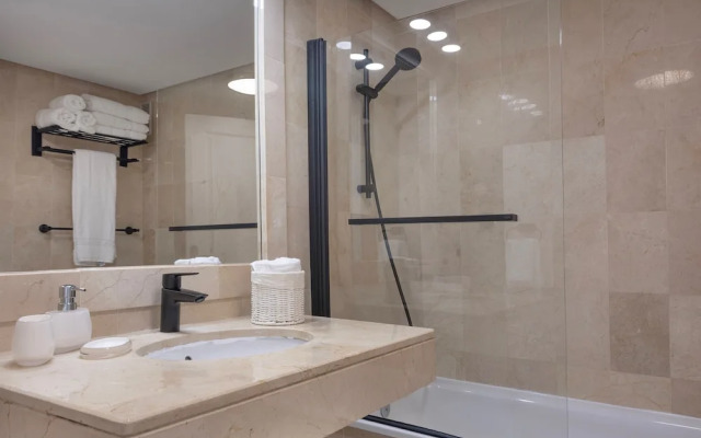 3 Bedroom, 3 Bathroom Beachside Apartment