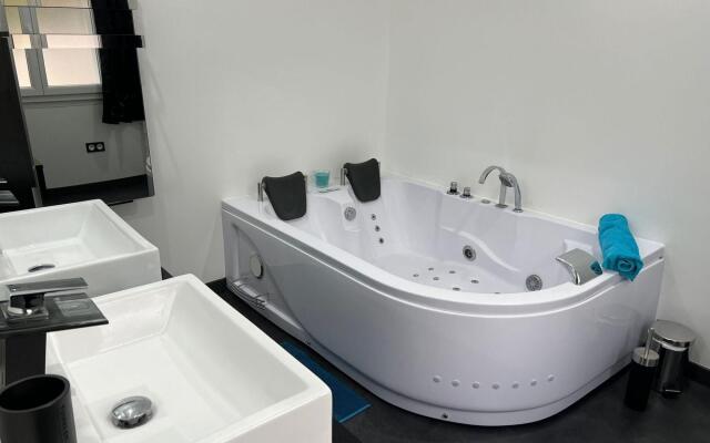 Holiday Home in Pouzols-Minervois with Private Outdoor Pool