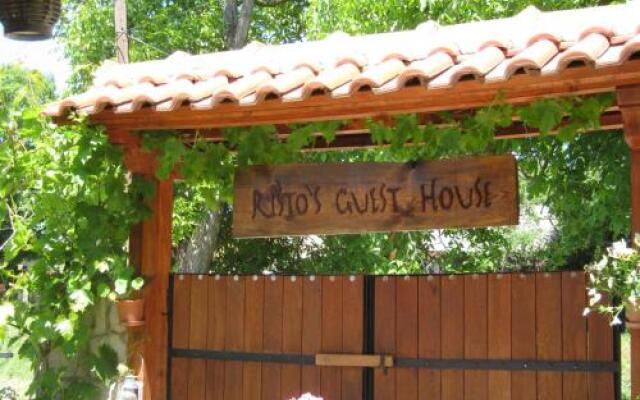 Ristos Guest House