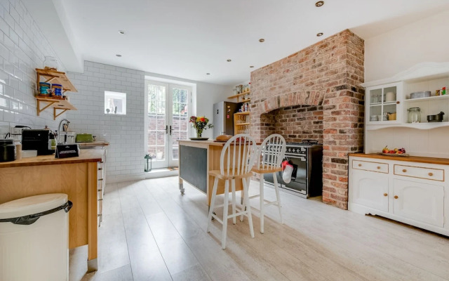 Spectacular 4BR Townhouse in Georgian Quarter, free parking