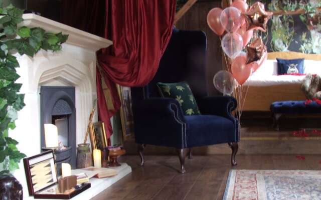 Romantic Lodge on Edge of Nature Reserve
