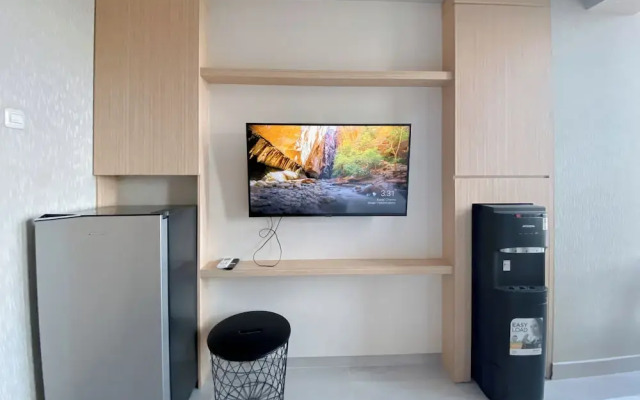 Comfortable And Modern Studio At Apartment The Alton