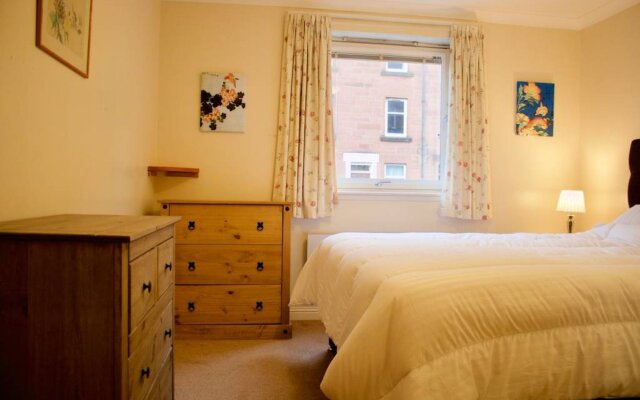 2 Bedroom Flat Near Holyrood Park Sleeps 4