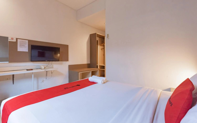 RedDoorz near Goa Sunyaragi – Guest Rooms – Cirebon