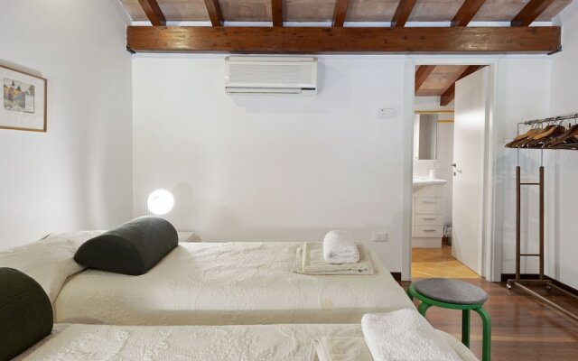 Waterfront Mansion in Rome near Lake