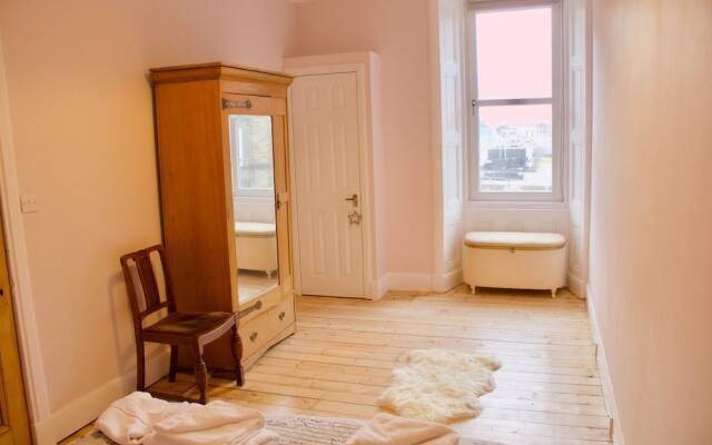 1 Bedroom Flat Near Holyrood Park