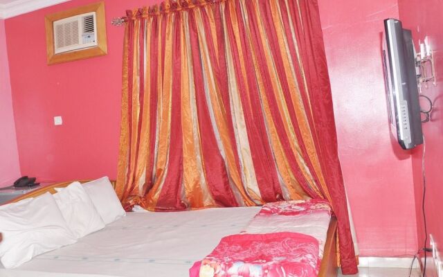 Hotel 100% and Suites
