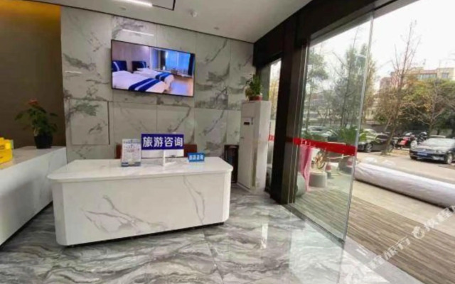 Kaibin light luxury hotel (kuanzhaixiangzi store Chengdu)