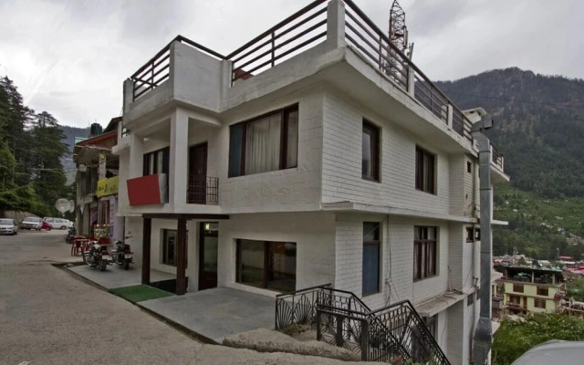 Goroomgo Elena Aastha Regency Manali