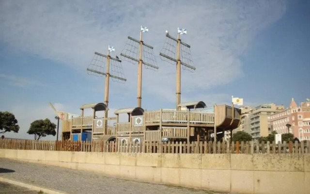 Em frente à Praia e Marina