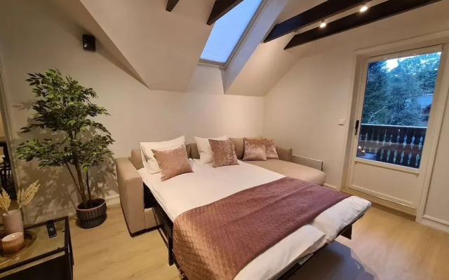 Beautiful Penthouse Near Center, 2-bedroom, Balcony and Free Parking