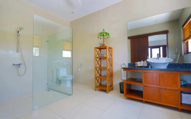 Luxury Private Villa, 4 BR, Canggu w/ Staff