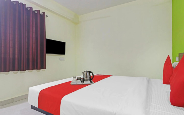 Super OYO 90936 Dk Reddy Square