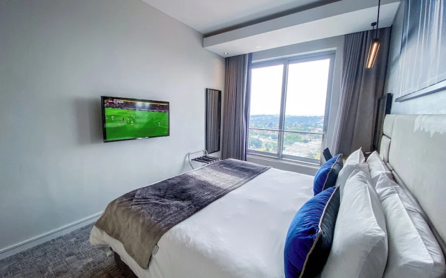 Sandtoncity-apartment-sleeps2-pool-parking