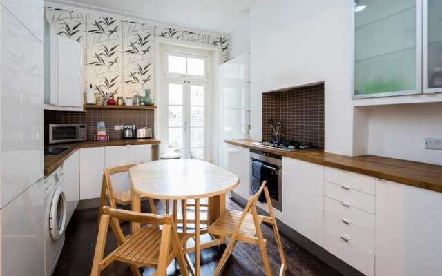 Charming 2 bed Apartment in Queen's Park W/garden